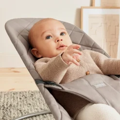 BabyBjörn Bliss Skråstol Vævet Classic Quilt, Sandgrå