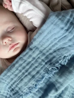 Vinter & Bloom Feather Tæppe/ Stofble i Musselin EKO, Dim Blue